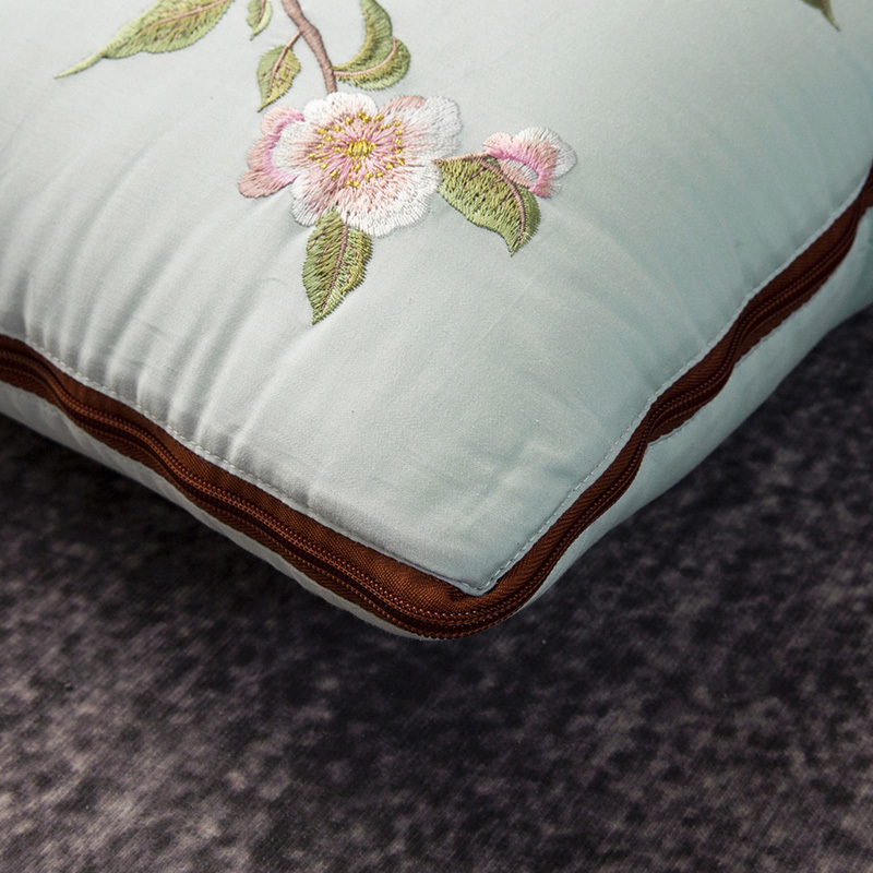 KATES HOME60S新疆长绒棉贡缎新中式绣花抱枕被1只·满庭芳