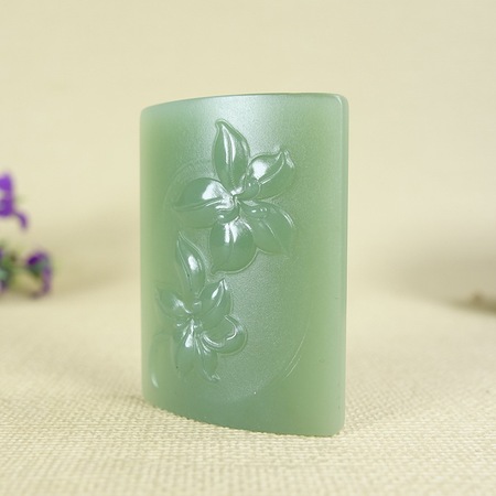 美润和田玉湖水绿锦上花开吊坠