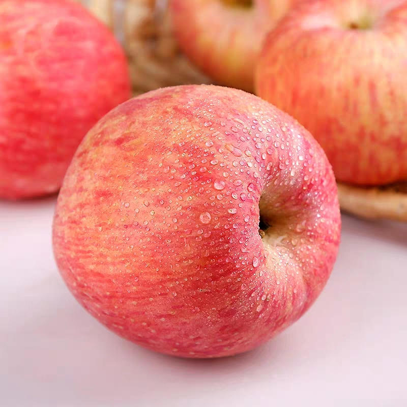 红嘎啦苹果连箱10斤中大果22-24颗装果径65mm以上，皮薄多汁，果味浓郁，脆甜微酸