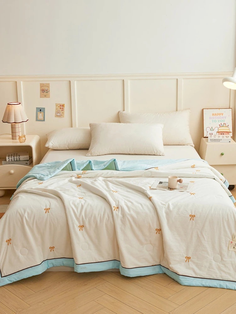 多宝雅2026新款A类100%棉花刺绣款手包边 夏被·蝴蝶结 奶白拼冰蓝