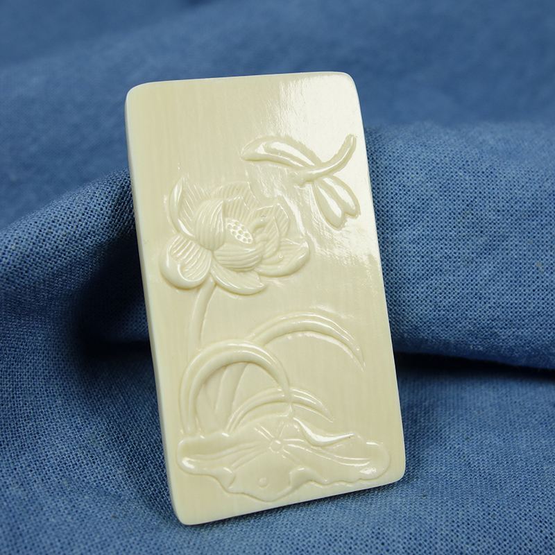 美润珠宝象牙亭亭玉立方牌吊坠