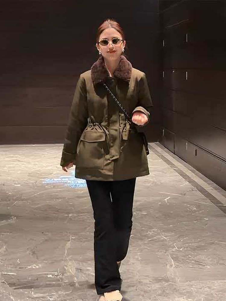 “绿豆沙”羊毛皮毛一体翻领收腰显瘦短款鹅绒服·军绿色