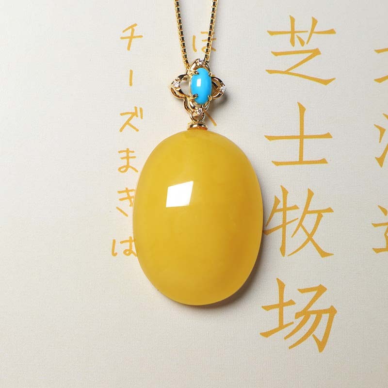 曼丽翠18k金配绿松石满蜜鸡油黄蛋面蜜蜡吊坠