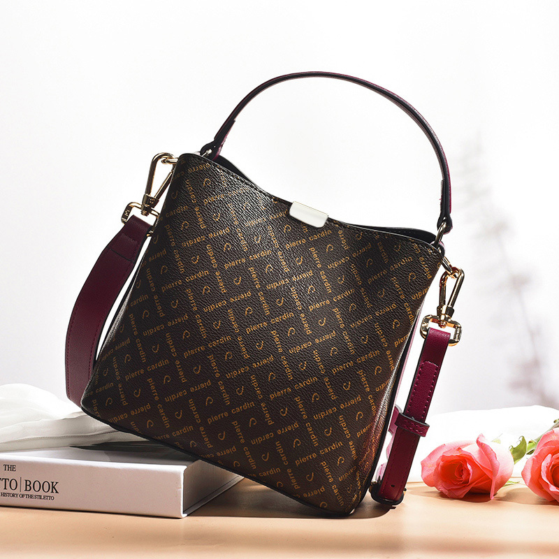 皮尔卡丹 单肩包时尚百搭斜挎包秋冬大容量手提水桶包女士包包·酒红