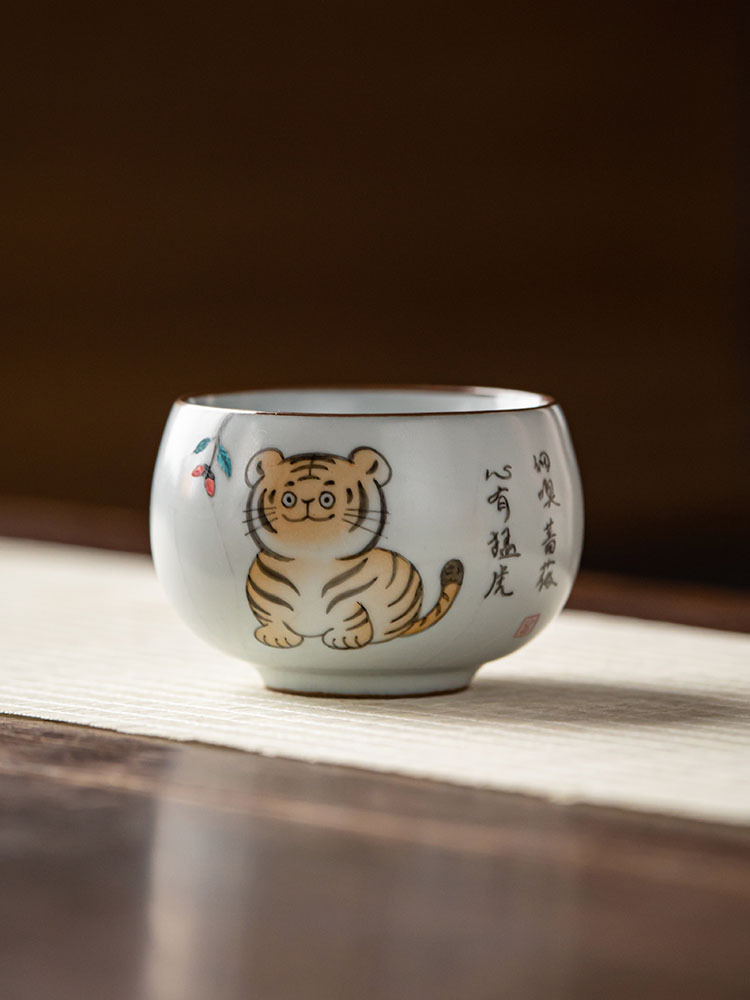 吕承明老师手绘仿宋开片汝窑主人杯（瑞虎 ）