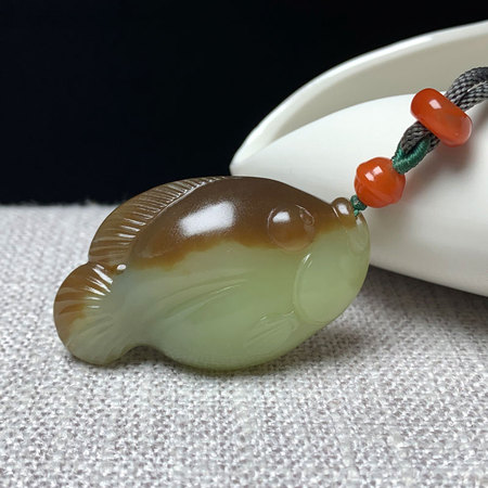 京城尚御坊和田玉双彩精工鱼吊坠