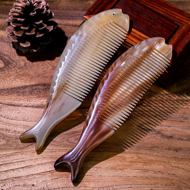 老冯记天然老牛角手工雕海鱼养生梳高档加厚新品