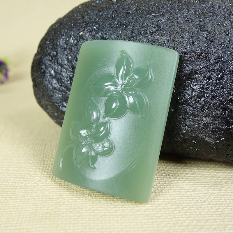 美润和田玉湖水绿锦上花开吊坠